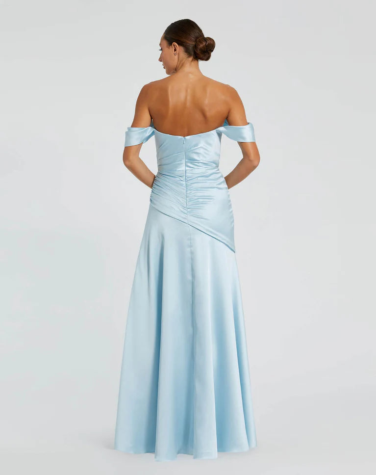 Robe de soirée Weitese en satin bleu clair à épaules dénudées, avec un design froncé et une fente haute, capturant une sophistication intemporelle.